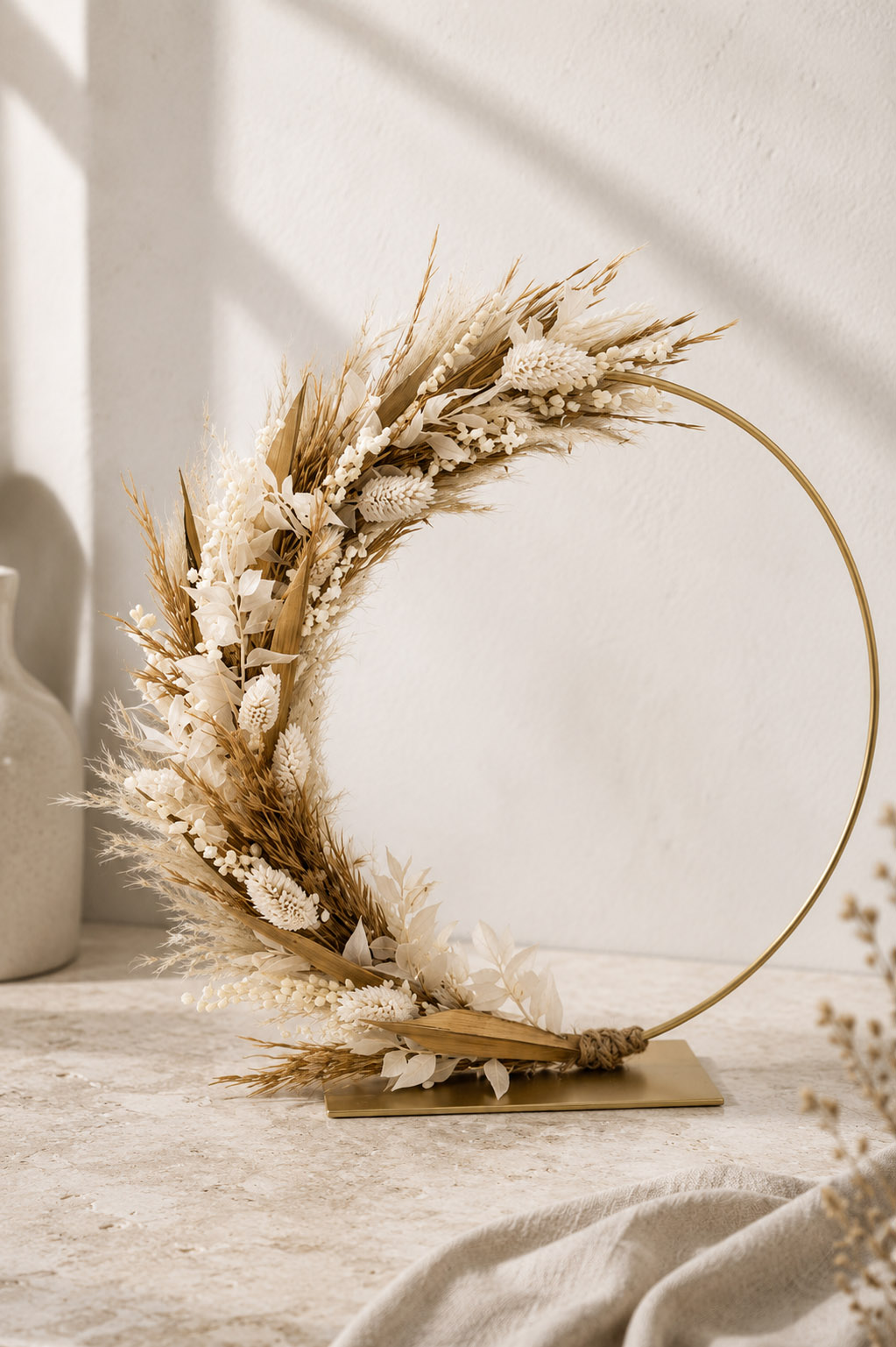 Trockenblumen - Trockenblumenstrauß - Pampasgras - Flower Hoop auf Fuß "pampas meets ruscus"