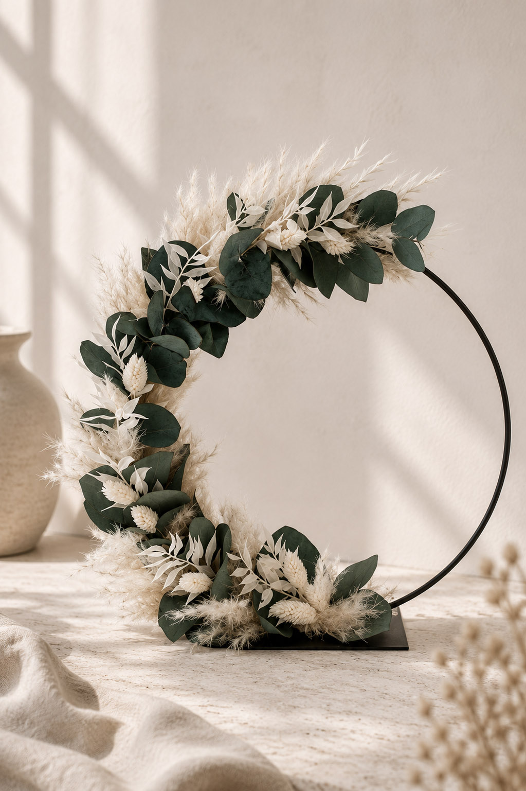 Trockenblumen - Trockenblumenstrauß - Pampasgras - Flower Hoop auf Metallfuß "pampas meets euka"
